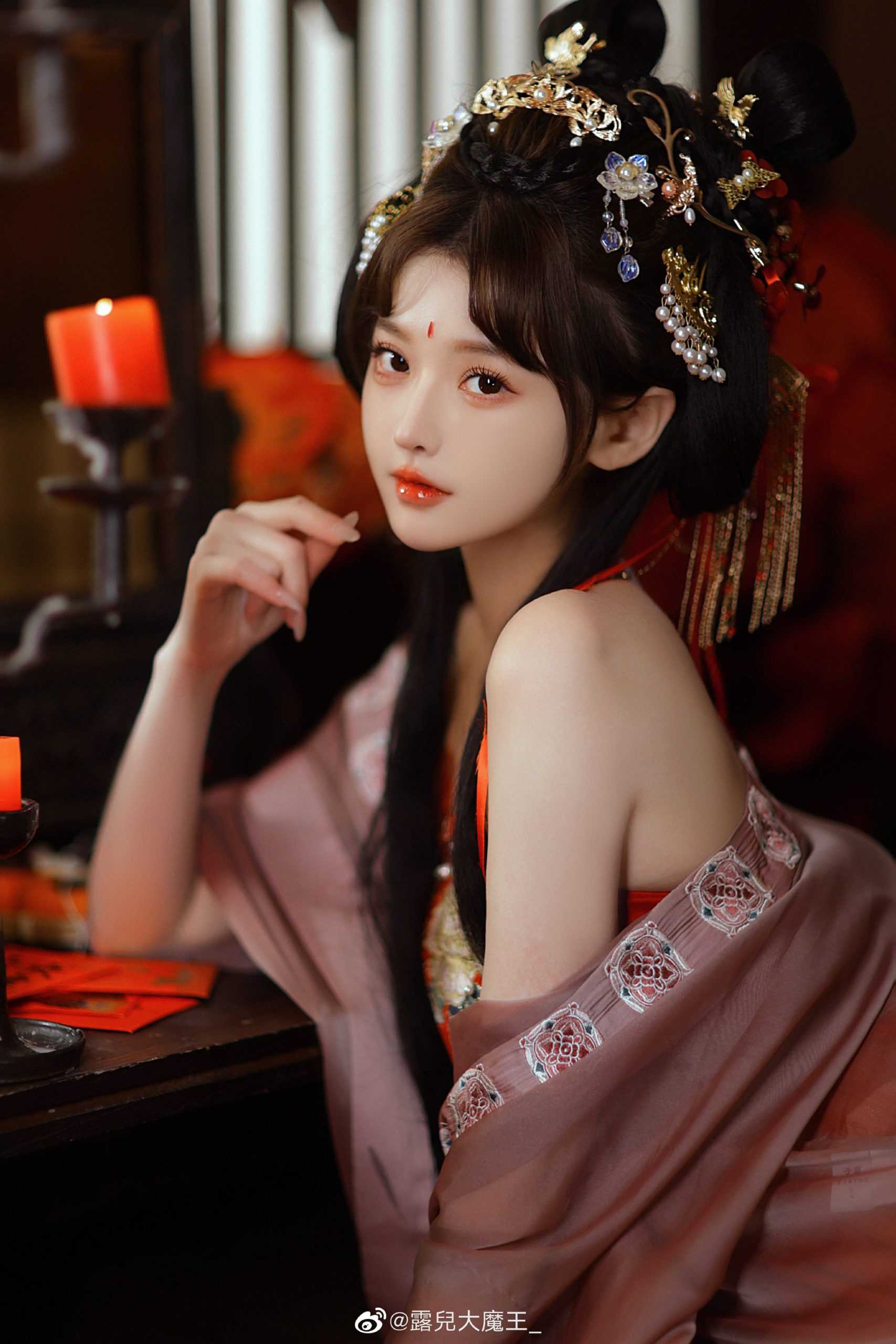 窗前红花弄清影,庭外声声惹人疑。
